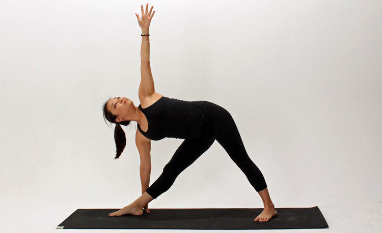 A lagle yoga do Extended triangle pose